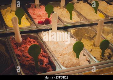 Scelta di un gusto gelato Foto Stock