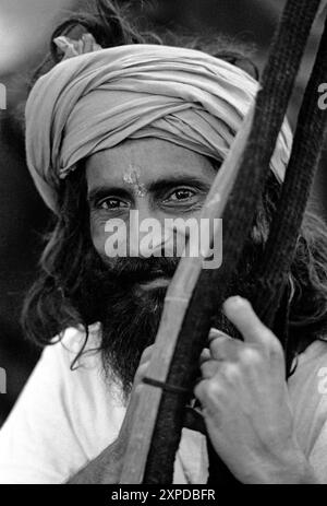 Gli uomini sacri indù conosciuti come Saddhus si riuniscono per l'annuale Fiera dei cammelli di Pushkar durante la luna piena di novembre di ogni anno a Pushkar, India - 1989 Foto Stock