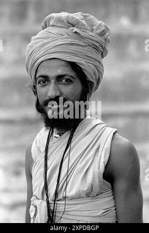 Gli uomini sacri indù conosciuti come Saddhus si riuniscono per l'annuale Fiera dei cammelli di Pushkar durante la luna piena di novembre di ogni anno a Pushkar, India - 1989 Foto Stock