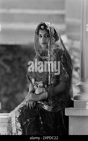 La Rupina Kumari nel suo abito da sposa rosso - Jaipur, India - 1989 Foto Stock