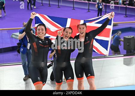 Saint Quentin EN Yvelines, Francia. 5 agosto 2024. Katy Marchant, Sophie Capewell ed Emma Finucane del Team Great Britain celebrano la loro medaglia d'oro durante la finale femminile del Team Sprint Track Cycling del giorno dieci dei Giochi Olimpici di Parigi 2024 al Velodromo di Saint-Quentin-en-Yvelines a Saint-Quentin-en-Yvelines, vicino a Parigi, Francia il 5 agosto 2024. Foto di David Niviere/ABACAPRESS. COM credito: Abaca Press/Alamy Live News Foto Stock