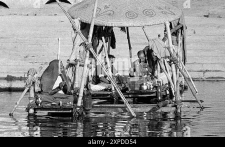 Il fiume gange a Veranasi è sacro per tutti gli indiani - Benares, India Foto Stock