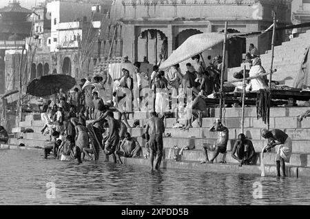 Il fiume gange a Veranasi è sacro per tutti gli indiani - Benares, India Foto Stock