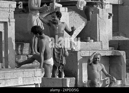 Il fiume gange a Veranasi è sacro per tutti gli indiani - Benares, India Foto Stock