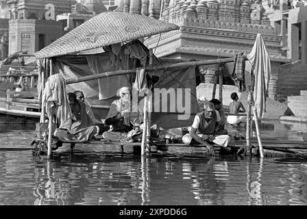 Il fiume gange a Veranasi è sacro per tutti gli indiani - Benares, India Foto Stock