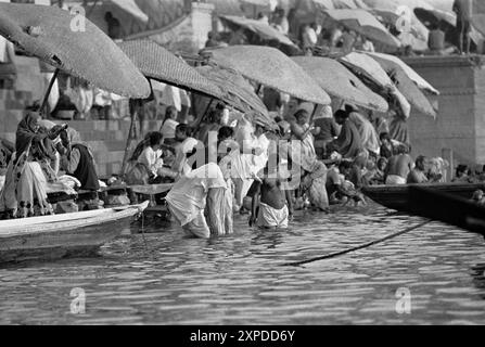 Il fiume gange a Veranasi è sacro per tutti gli indiani - Benares, India Foto Stock