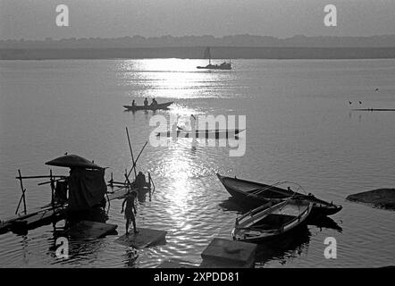 Barche sul fiume gange a Veranasi, sacra a tutti gli indiani - Benares, India Foto Stock