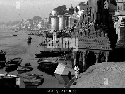 Il fiume gange a Veranasi è sacro per tutti gli indiani - Benares, India Foto Stock