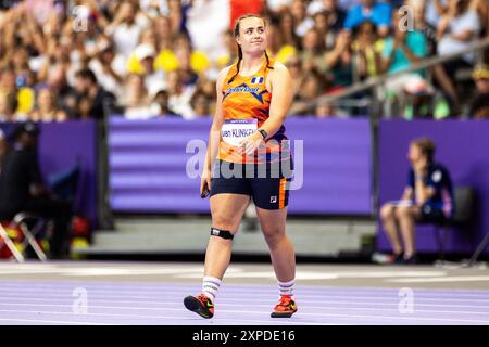 Parigi, Francia. 5 agosto 2024. PARIGI - Jorinde van Klinken fa il suo ingresso per il lancio del disco finale durante le competizioni olimpiche di atletica leggera. ANP KOEN VAN WEEL credito: ANP/Alamy Live News Foto Stock