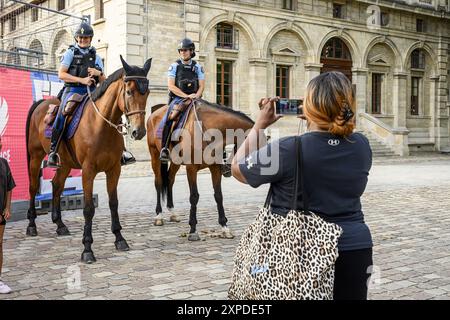 FRANCIA. PARIGI (75) (18° DISTRETTO) ALL'INGRESSO DEL PARC DE LA VILLETTE, DURANTE LE OLIMPIADI DI PARIGI DEL 2024, LA GUARDIA REPUBBLICANA A CAVALLO Foto Stock