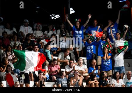 Parigi, Francia. 5 agosto 2024. Sostenitori della squadra Italia durante la finale tecnologica della squadra artistica di nuoto durante i Giochi Olimpici di Parigi 2024 al Centro acquatico di Parigi (Francia), 5 agosto 2024. Crediti: Insidefoto di andrea staccioli/Alamy Live News Foto Stock