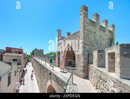 Mura della città vecchia di Alcudia, bastioni, Maiorca, Baleari, Spagna Foto Stock