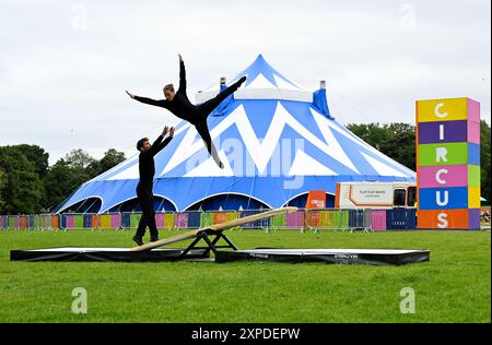 Edimburgo, Scozia, Regno Unito. 1 agosto 2024. Edinburgh Fringe: La compagnia giapponese più parlata di circo contemporaneo fa la sua prima nel Regno Unito con YOAH, il nuovo stile di circo di Cirquework fonde una fisica mozzafiato con effetti visivi digitali mozzafiato e un suono elettronico per creare un'imperdibile esperienza circense giapponese! Eseguire trucchi sul teeter totter al Meadows. Crediti: Craig Brown/Alamy Live News Foto Stock