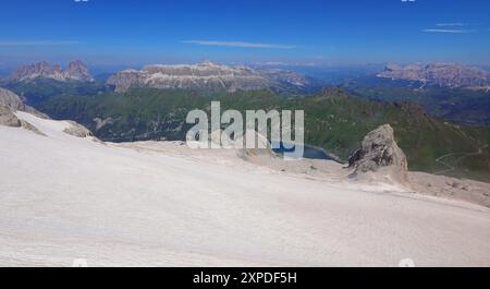 Il ghiacciaio della Marmolada che si sta sciogliendo a causa dei cambiamenti climatici e il lago di Fedaia con le Dolomiti italiane della catena montuosa delle Alpi europee del nord Foto Stock