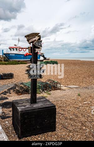 Cartello "Keep Our Beach Clean" su Aldeburgh Beach, Suffolk, Inghilterra, Regno Unito. Ambiente concettuale. Segno umoristico. Turismo. Foto Stock