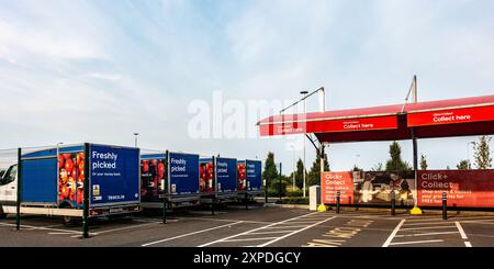 Punto di raccolta Tesco Click and Collect a Liffey Valley, Dublino, Irlanda. Foto Stock