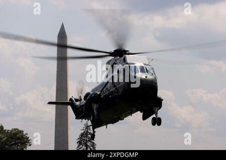 Washington, Stati Uniti. 5 agosto 2024. Marine One arriva portando il presidente degli Stati Uniti Joe Biden con il monumento a Washington visto dietro, al South Lawn della Casa Bianca a Washington, DC, USA, 5 agosto 2024. Il Presidente DEGLI STATI UNITI Biden torna dal Delaware. Crediti: Abaca Press/Alamy Live News Foto Stock