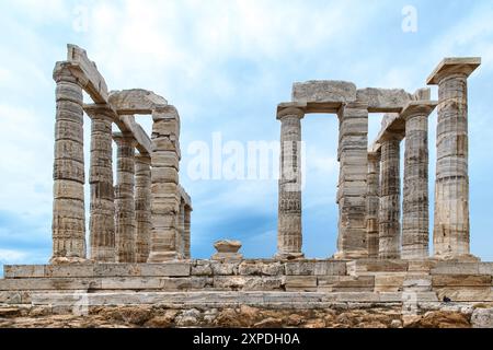 Capo Sunio, Grecia - 7 ottobre 2019: Rovine dell'antico tempio di Poseidone contro un cielo limpido. Foto Stock