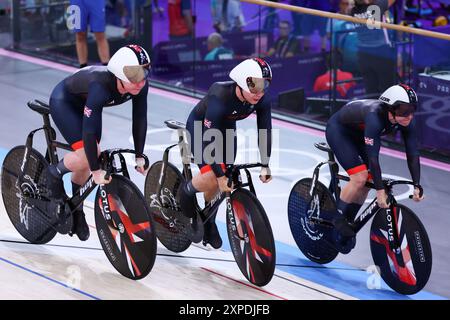 Parigi, Francia. 5 agosto 2024. Katy Marchant, Sophie Capewell e Emma Finucane, della Gran Bretagna, decollano nel WomenÕs Team Sprint, Cycling Track durante le Olimpiadi del 2024 da Parigi, Francia, il 5 agosto 2024. Solo per uso editoriale, licenza richiesta per uso commerciale. Non utilizzare in scommesse, giochi o pubblicazioni di singoli club/campionato/giocatori. Crediti: UK Sports Pics Ltd/Alamy Live News Foto Stock