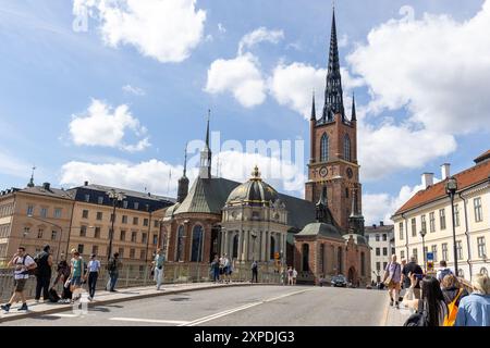 Stoccolma, Svezia - 16 luglio 2024: Vista sulla strada della chiesa di riddarholmen, dove sono sepolti i reali svedesi. Giorno d'estate con turisti in strada Foto Stock