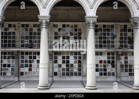 Parigi, Francia - 07 giugno 2024: Columbarium con colonne e targhe nominative al cimitero di Pere-Lachaise. Nessuna persona visibile Foto Stock