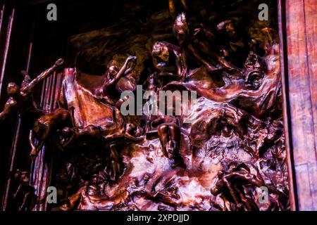 The Gates of Hell è un gruppo scultoreo monumentale creato dall'artista francese Auguste Rodin al Soumaya Museum of Art and History, un museo privato e un'istituzione culturale senza scopo di lucro in Plaza Carso a città del Messico. .. (Foto di Luis Gutierrez/ Norte Photo) la puerta del Infierno es un grupo escultórico monumentale creado por el artista francés Auguste Rodin en El Museo Soumaya de arte e historia, museo privado y una institución Cultural sin mules de lucro en la Plaza Carso en la Ciudad de Mexico .. (Foto di Luis Gutierrez/Norte Photo) Foto Stock