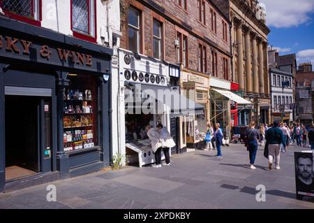 Turista sul Royal Mile di Edimburgo Foto Stock