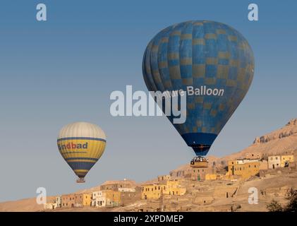 Mongolfiere sulla sponda occidentale del Nilo, Luxor, Egitto Foto Stock