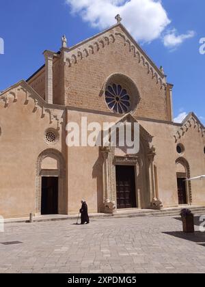 NEVIANO, ITALIA - 27 APRILE 2024: Un monaco francescano di fronte alla basilica di Santa Caterina D'Alessandria Foto Stock