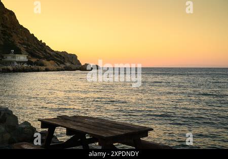 Le onde si tuffano contro le rocce colorate Foto Stock