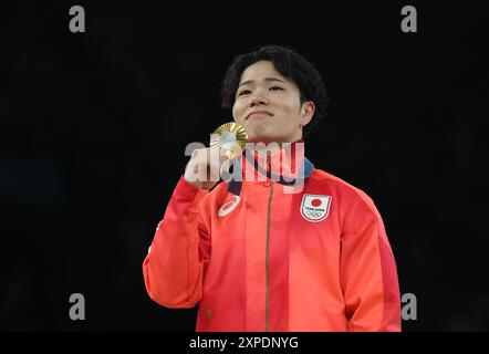 (240805) -- PARIGI, 5 agosto 2024 (Xinhua) -- la medaglia d'oro Oka Shinnosuke di Japa mostra la sua medaglia durante la cerimonia della vittoria per la barra orizzontale maschile di ginnastica artistica ai Giochi Olimpici di Parigi 2024 a Parigi, Francia, 5 agosto 2024. (CAN Xinhua/Cao) Foto Stock