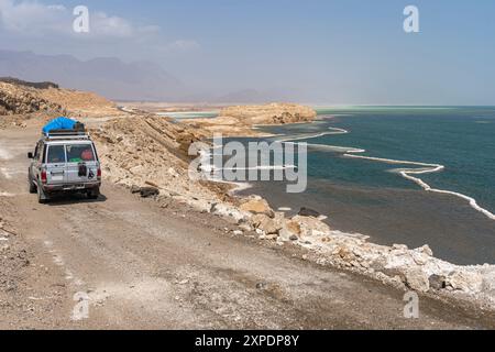 Il lago Assal è il più grande lago salato di Gibuti. Si tratta di un lago cratere nella parte centrale di Gibuti, situato nel bacino di Afar a 155 m sotto il livello del mare. Foto Stock