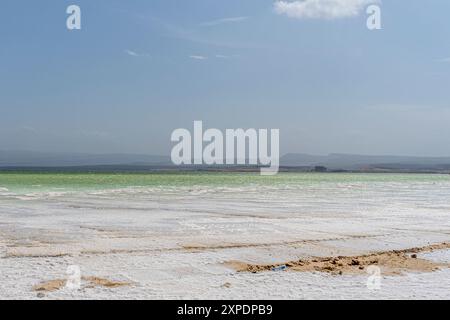 Il lago Assal è il più grande lago salato di Gibuti. Si tratta di un lago cratere nella parte centrale di Gibuti, situato nel bacino di Afar a 155 m sotto il livello del mare. Foto Stock