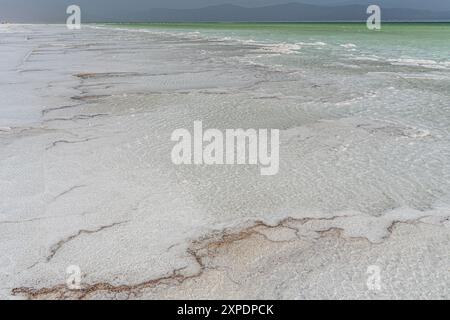 Il lago Assal è il più grande lago salato di Gibuti. Si tratta di un lago cratere nella parte centrale di Gibuti, situato nel bacino di Afar a 155 m sotto il livello del mare. Foto Stock