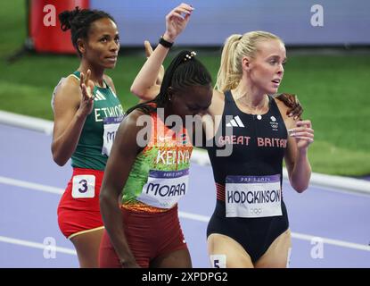 Parigi, Francia. 5 agosto 2024. Il vincitore della medaglia d'oro Keely Hodgkinson, Gran Bretagna, si è congratulato con la medaglia di bronzo Mary More del Kenya dopo la finale femminile dei 800 m allo Stade de France durante la gara di atletica leggera dei Giochi Olimpici di Parigi 2024 a Parigi, Francia, lunedì 5 agosto 2024. Foto di Maya Vidon-White/UPI. Crediti: UPI/Alamy Live News Foto Stock