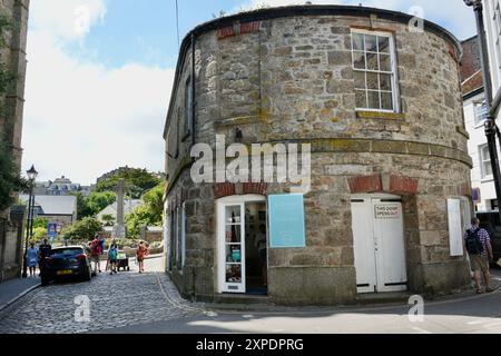 The Market House, un edificio rettangolare in granito alla fine di Fore Street, costruito nel 1832. Foto Stock