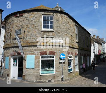 The Market House, un edificio rettangolare in granito alla fine di Fore Street, costruito nel 1832. Foto Stock