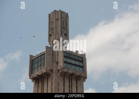 L'Ambasciata della Federazione Russa a l'Avana, Cuba. Ex ambasciata dell'Unione Sovietica. La torre brutalista fu progettata dall'architetto sovietico Aleksandr Grigoryevich Rochegov alla fine degli anni '70, ma non fu completata fino al 1987. Foto Stock