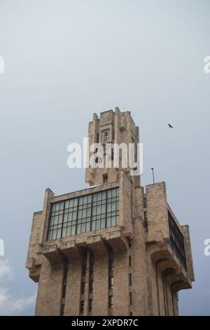 L'Ambasciata della Federazione Russa a l'Avana, Cuba. Ex ambasciata dell'Unione Sovietica. La torre brutalista fu progettata dall'architetto sovietico Aleksandr Grigoryevich Rochegov alla fine degli anni '70, ma non fu completata fino al 1987. Foto Stock