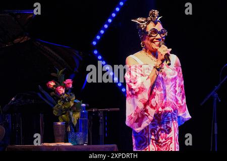 Concerto musicale - QUARTETTO DEE DEE BRIDGEWATER - ESISTIAMO Dee Dee Bridgewater durante il QUARTETTO DEE DEE BRIDGEWATER - WE EXIST, Concerto musicale a Verona, Italia, 3 agosto 2024 Verona Teatro Romano Italia Copyright: XMariaxCristinaxNapolitanox/xLiveMediax LPM 1470604 Foto Stock