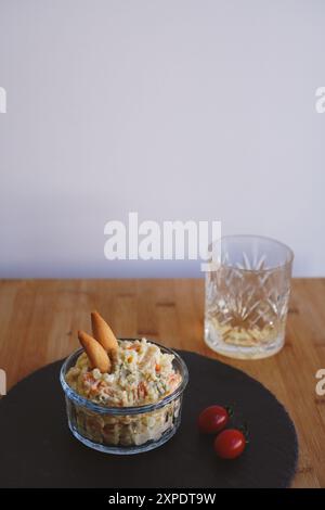 Ensaladilla rusa (insalata russa di patate) con picos de pan, tapas spagnole molto popolari Foto Stock