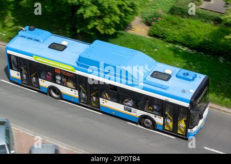 OSTRAVA, REPUBBLICA CECA - 11 MAGGIO 2024: Autobus Solaris Urbino 12 CNG nelle strade di Ostrava con effetto motion blur, vista dall'alto Foto Stock