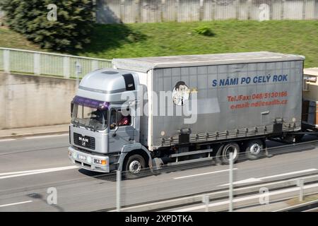 OSTRAVA, CECHIA - 13 SETTEMBRE 2023: Veicolo a tre assali MAN 23,364 con effetto di sfocatura del movimento Foto Stock