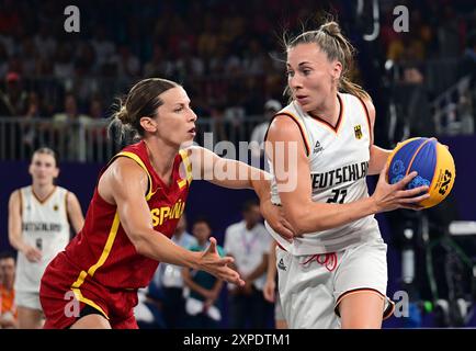 5 agosto 2024, Francia, Parigi: Olimpiadi, Parigi 2024, 3x3 basket, femminile, finale, Germania - Spagna, finale, Place de la Concorde, la tedesca Svenja Brunckhorst (r) gioca contro la spagnola Sandra Ygueravide. Foto: Sina Schuldt/dpa Foto Stock