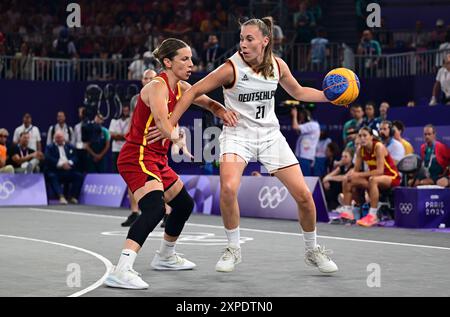 5 agosto 2024, Francia, Parigi: Olimpiadi, Parigi 2024, 3x3 basket, femminile, finale, Germania - Spagna, finale, Place de la Concorde, la tedesca Svenja Brunckhorst (r) gioca contro la spagnola Sandra Ygueravide. Foto: Sina Schuldt/dpa Foto Stock