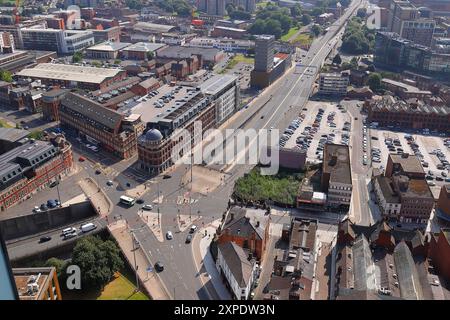 Vista aerea della A58M York Road e North Street nel centro di Leeds dal tetto degli appartamenti Scape. Foto Stock