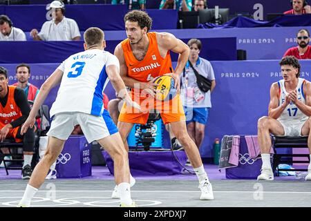 Parigi, Francia. 5 agosto 2024. PARIGI, FRANCIA - 5 AGOSTO: Jan Driessen dei Paesi Bassi dribbla durante la partita 3x3 Basketball - Olympic Games Paris 2024 tra Paesi Bassi e Francia il 10° giorno all'Esplanade Des Invalides il 5 agosto 2024 a Parigi. (Foto di Andre Weening/Orange Pictures) credito: Orange Pics BV/Alamy Live News Foto Stock