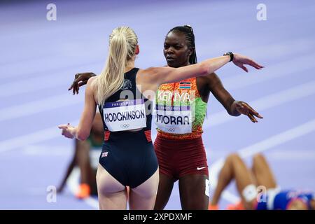 PARIGI, FRANCIA. 5 agosto 2024. La medaglia d'oro Keely Hodgkinson del Team Great Britain festeggia con la medaglia d'argento Mary Moraa del Team Kenya dopo la finale femminile dei 800 m del giorno dieci dei Giochi Olimpici di Parigi 2024 allo Stade de France, Parigi, Francia. Crediti: Craig Mercer/Alamy Live News Foto Stock