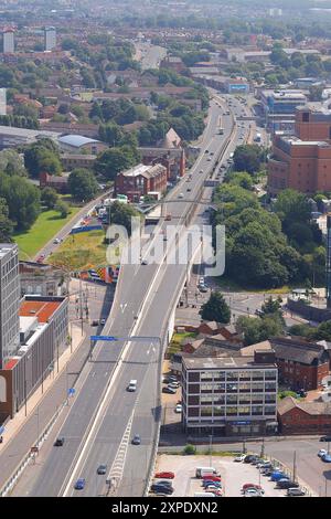 Vista aerea dell'autostrada A58M York Road nel centro di Leeds, West Yorkshire, Regno Unito Foto Stock