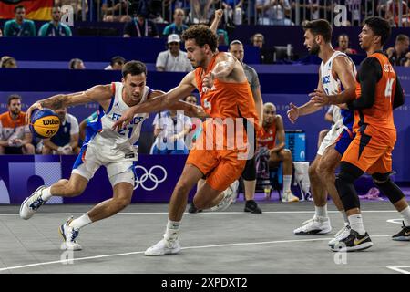 Parigi, Francia. 5 agosto 2024. PARIGI -Franck Seguela (fra), Jan Driessen (lr) durante la finale di basket 3x3 tra Paesi Bassi e Francia a Place de la Concorde durante i Giochi Olimpici. ANP REMKO DE WAAL credito: ANP/Alamy Live News Foto Stock